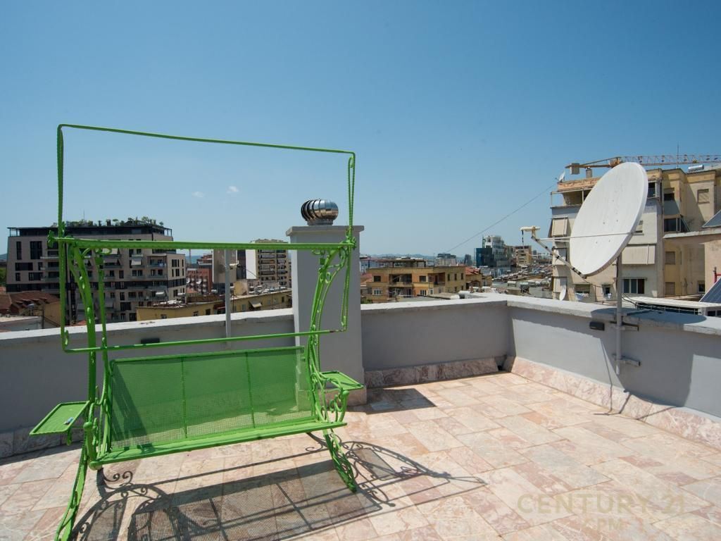 NË SHITJE DUPLEX EKSKLUZIV ME TARRACË PRIVATE, PIAZZA – NË QENDËR TË TIRANËS