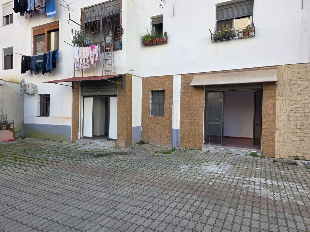 Vendesi 2 locali commerciali 125.000€