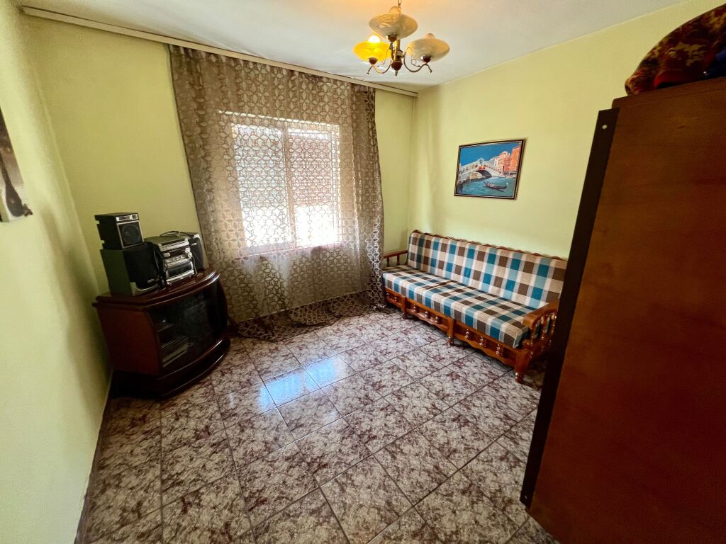 JEPET ME QERA APARTAMENT 2+1 RRUGA IRFAN TOMINI