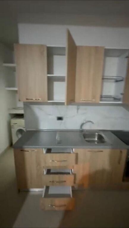 APPARTAMENTO 2+1. 50000 LEKE. EX CAMPO DI AVIAZIONE