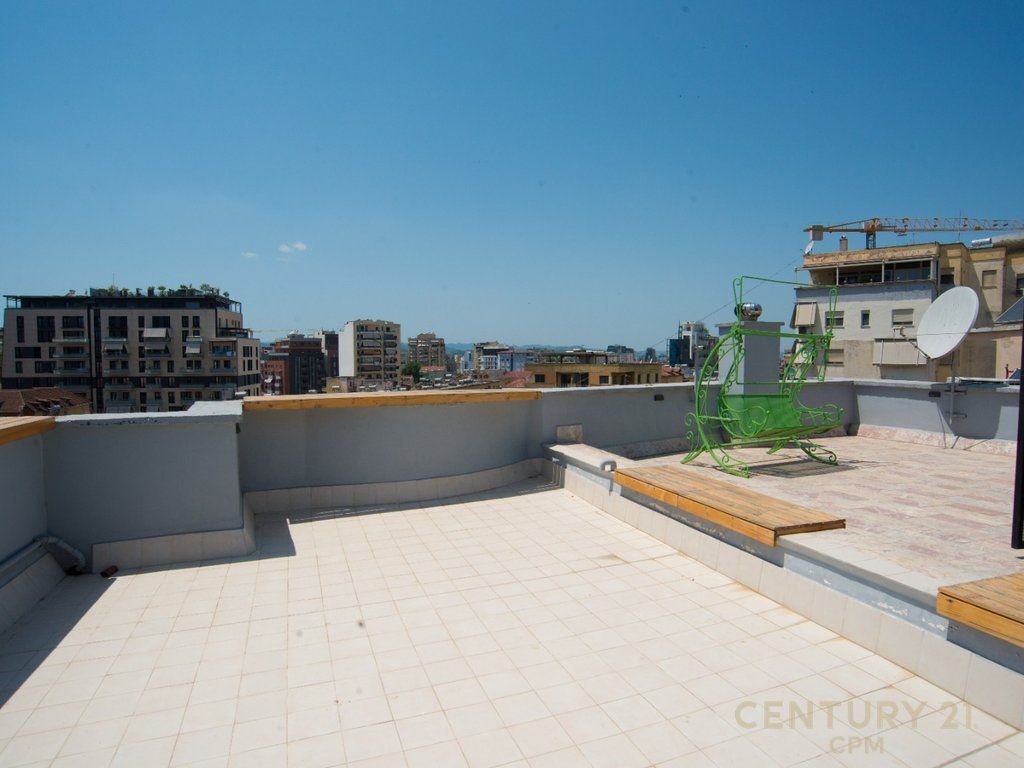 NË SHITJE DUPLEX EKSKLUZIV ME TARRACË PRIVATE, PIAZZA – NË QENDËR TË TIRANËS    610,000 €