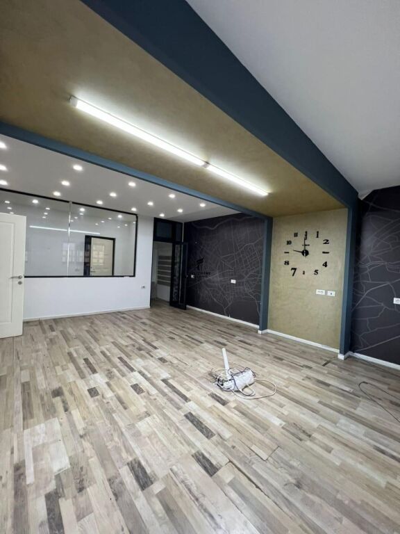 UFFICIO IN AFFITTO 110 M2 PIAZZA WILLSON 140.000 LEKE FH-84272