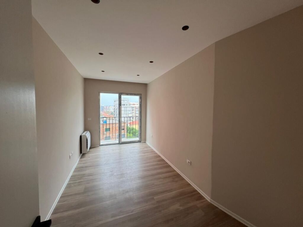 Shitet-Apartament-2+1+2-prane-Shkolles-se-Kuqe
