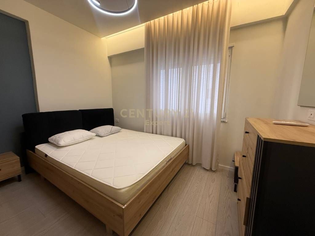 APARTAMENT 1+1 NE RRUGEN E BARRIKADAVE PER QIRA!