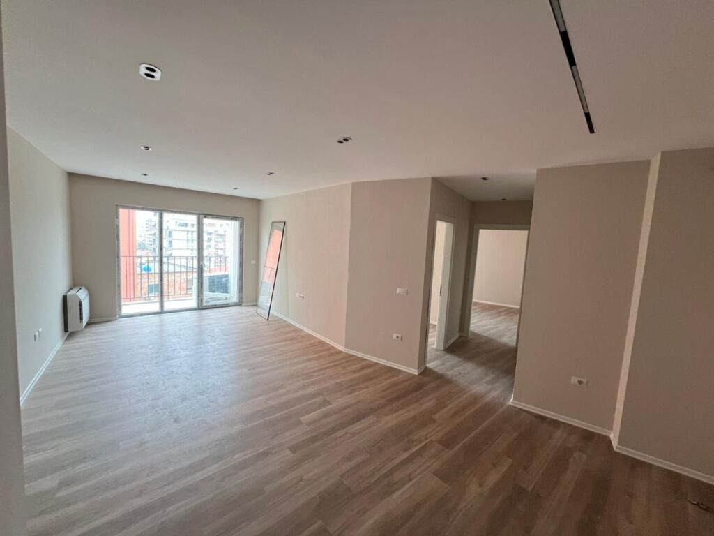 Shitet-Apartament-2+1+2-prane-Shkolles-se-Kuqe