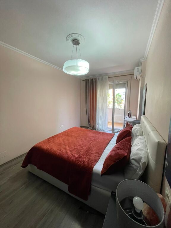 Jepet me qira 2+1+2 Te Vila L Astir 550 mije leke