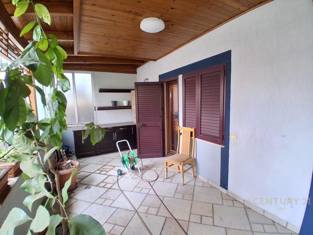 SHITET APARTAMENT ME VERANDE TEK GARDA