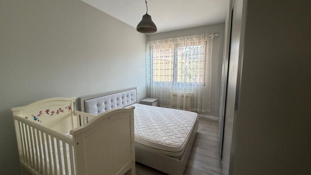 Jepet apartament me qera 2+1 tek Liqeni Thate  Kati 4 banim me pamje nga liqeni  Administrimi eshte i perfshire ne Çmim. Garazh i mbyllur me qepen me çmim extra 10 mije lek te reja muaj,   Çmimi 65.000 lek