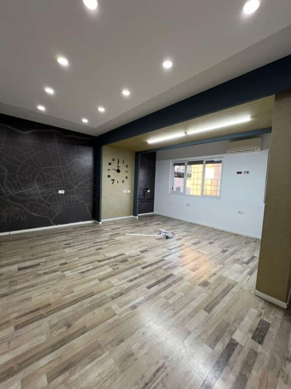 UFFICIO IN AFFITTO 110 M2 PIAZZA WILLSON 140.000 LEKE FH-84272