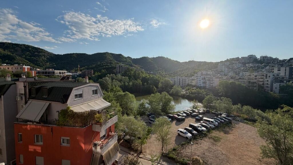 Jepet apartament me qera 2+1 tek Liqeni Thate  Kati 4 banim me pamje nga liqeni  Administrimi eshte i perfshire ne Çmim. Garazh i mbyllur me qepen me çmim extra 10 mije lek te reja muaj,   Çmimi 65.000 lek