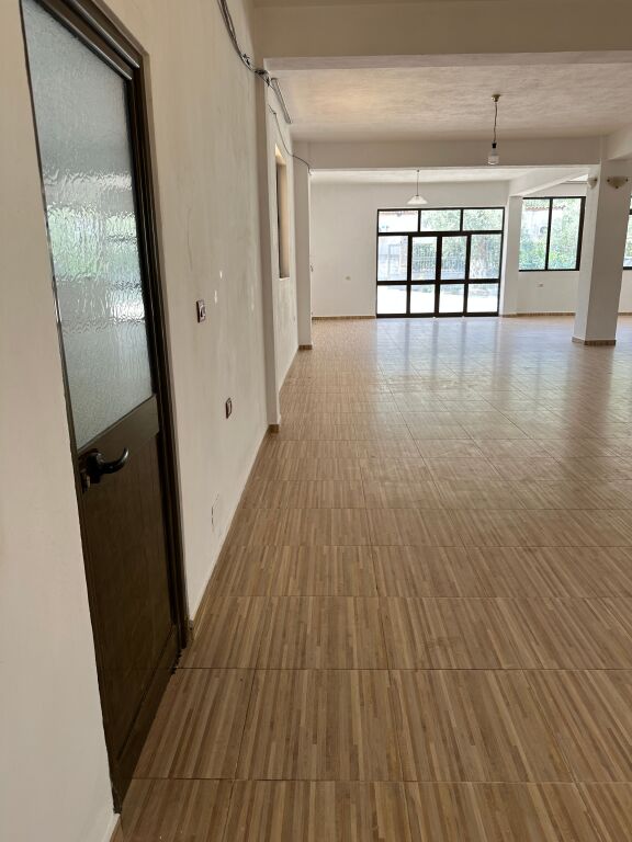 Locale commerciale di 220 m² in affitto a Berzhitë – Accesso diretto dall'autostrada e TEG