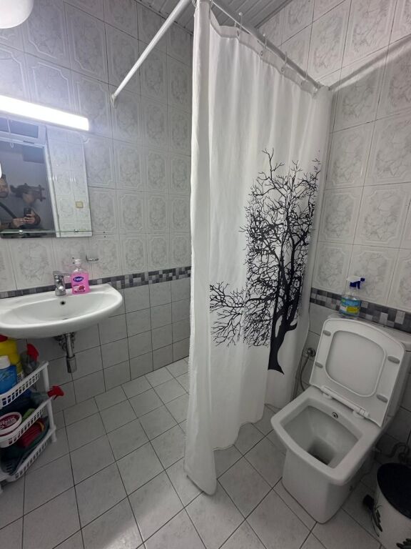 🏠Tek Xhamlliku jepet me qera kati i I-re i nje vile,2+1,i mobiluar 50,000Lek