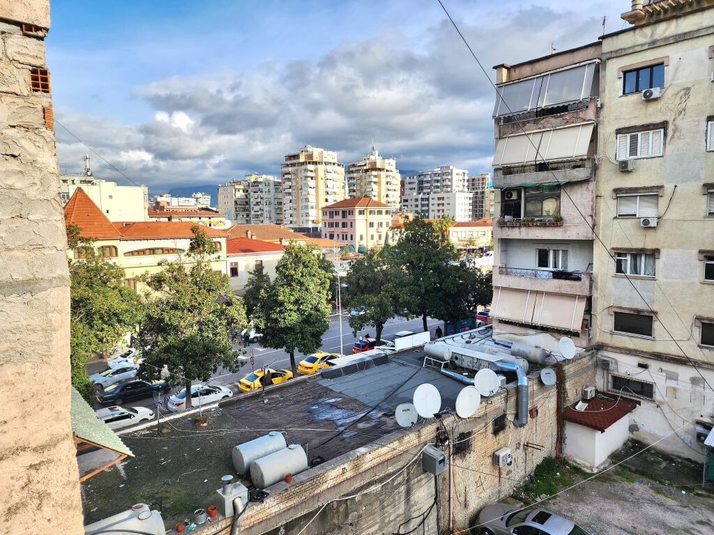 **For Rent: 1+1 + Separate Kitchen (City Center – Plaza, Behind the Museum), 4th Floor, with Elevator – Furnished, 2 Air Conditioners | €600/Month**