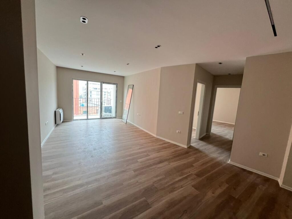 Shitet-Apartament-2+1+2-prane-Shkolles-se-Kuqe