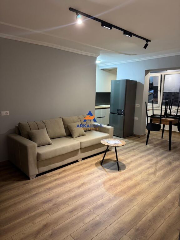 JEPET ME QERA APARTAMENT 1+1+BALLKON "PRANË SHKOLLËS VASIL SHANTO" 650 EURO