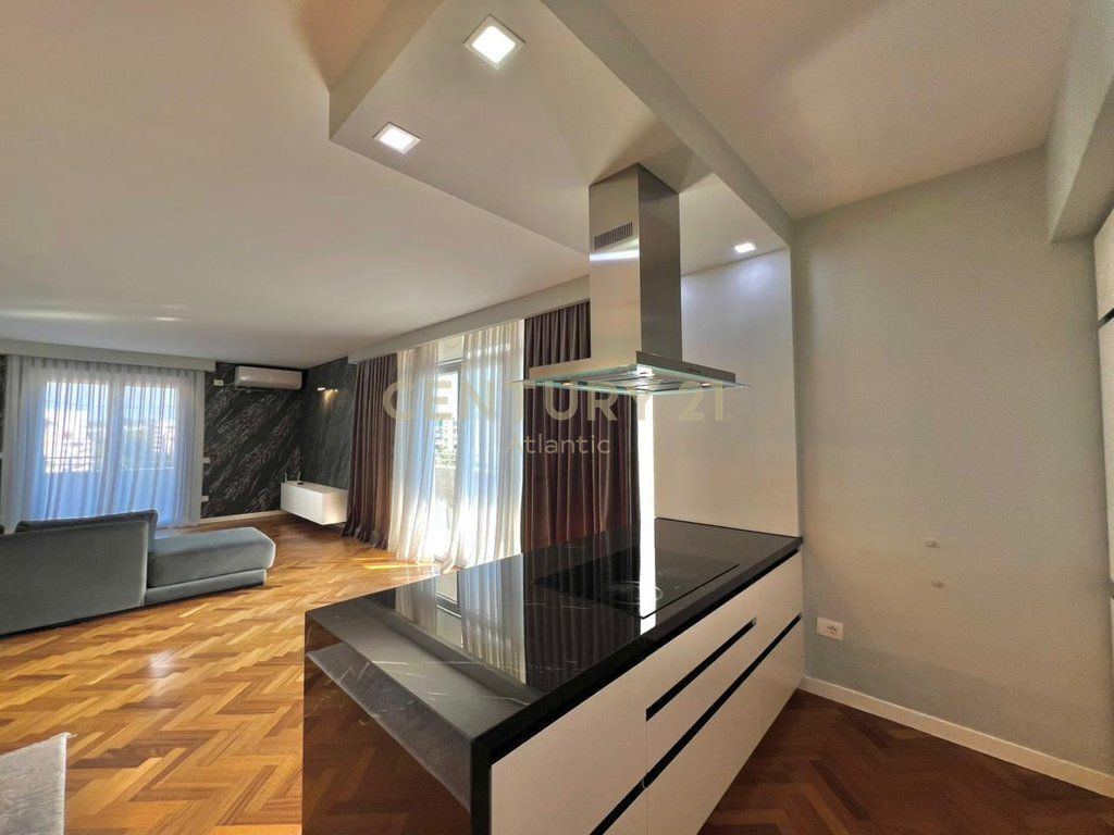 APARTAMENT LUXURY PER QERA NE PLAZH ILIRIA DURRES 2+1+2T+ VERANDE DHE GARAZHD , 200M2 !