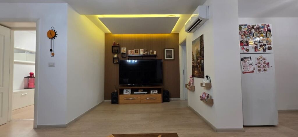 Shitet apartment 2+1 ne Xhamllik!