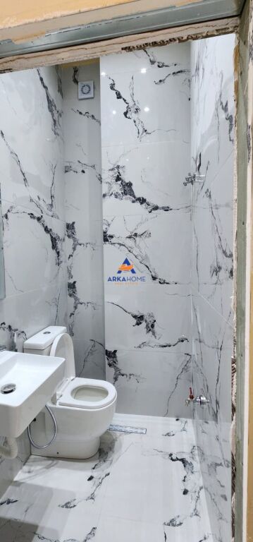 JEPET DYQAN ME QERA 32.5 M2 "DONIKA CENTER, KAFE FLORA" 95000 LEKE