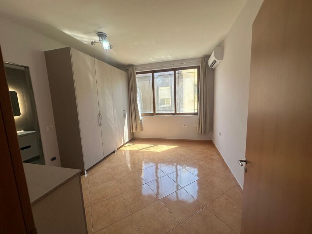 🏠Rruga e Kavajes,tek Qendra Glob jepet me qera apartament,3+1+2,i mobiluar. 90,000Leke