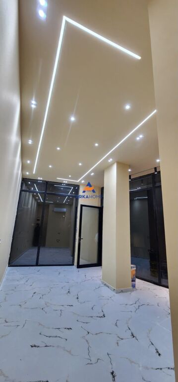 JEPET DYQAN ME QERA 32.5 M2 "DONIKA CENTER, KAFE FLORA" 95000 LEKE