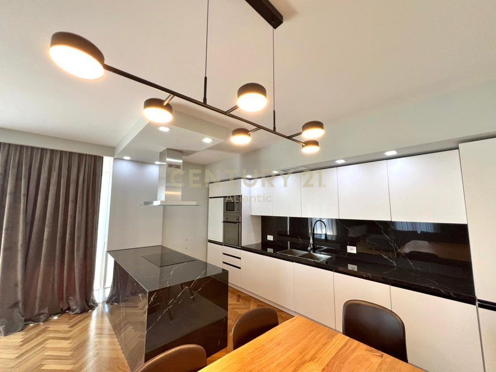 APARTAMENT LUXURY PER QERA NE PLAZH ILIRIA DURRES 2+1+2T+ VERANDE DHE GARAZHD , 200M2 !