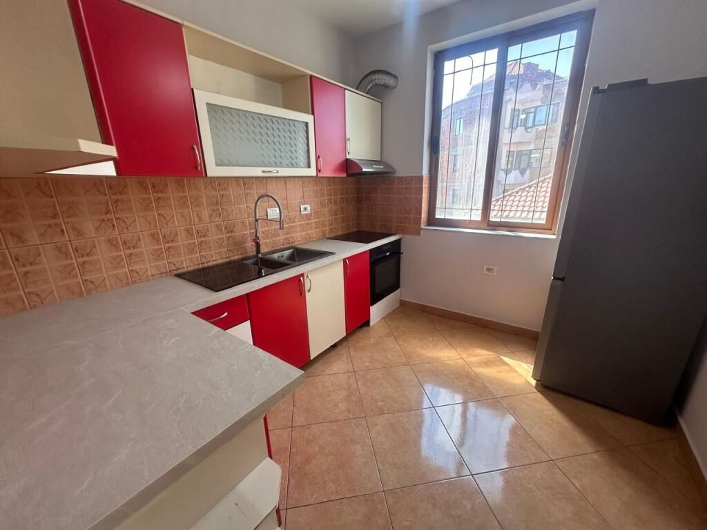 🏠Rruga e Kavajes,tek Qendra Glob jepet me qera apartament,3+1+2,i mobiluar. 90,000Leke