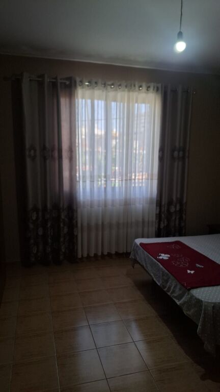 Affittasi ingresso 1+1 a Don Bosko   Piano: 2 (casa privata) Ha ingresso separato Superficie: 70m2 Nel prezzo è inclusa anche l'acqua  Organizzato: - Salotto + Cucina  - Camera da letto - Toilette - Veranda  Prezzo: 43.000 Leke/mese Posizione: Don Bosko, dietro Vizion Plus