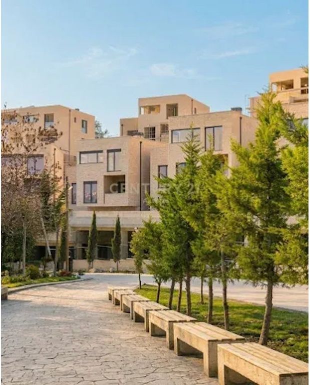TRIPLEKS PER SHITJE ME PISHINE NE SWAN LAKE RESIDENCE