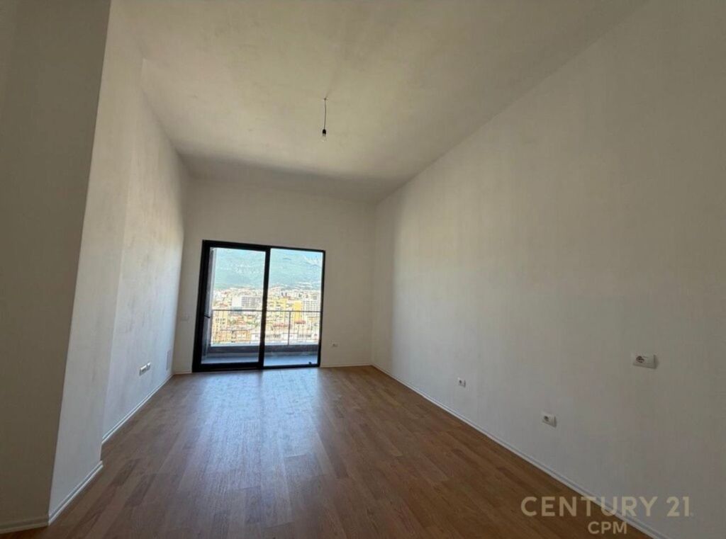 Shitet Penthouse 3+1+2 në Rrugën e Barrikadave, Tiranë
