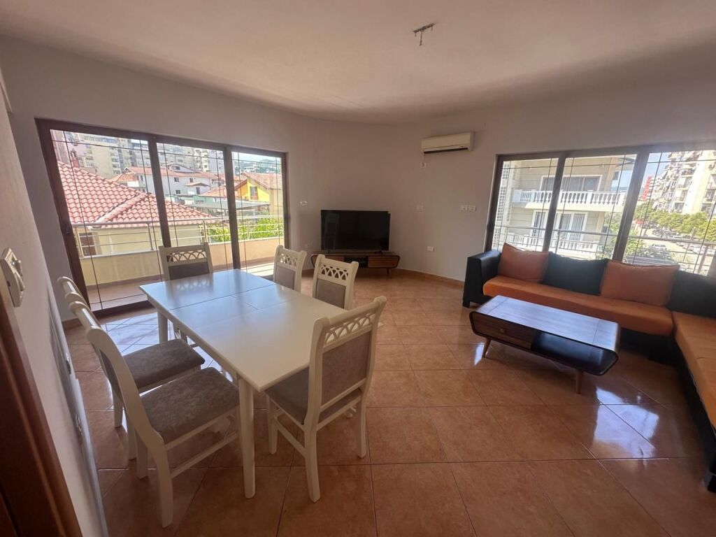 🏠Rruga e Kavajes,tek Qendra Glob jepet me qera apartament,3+1+2,i mobiluar. 90,000Leke