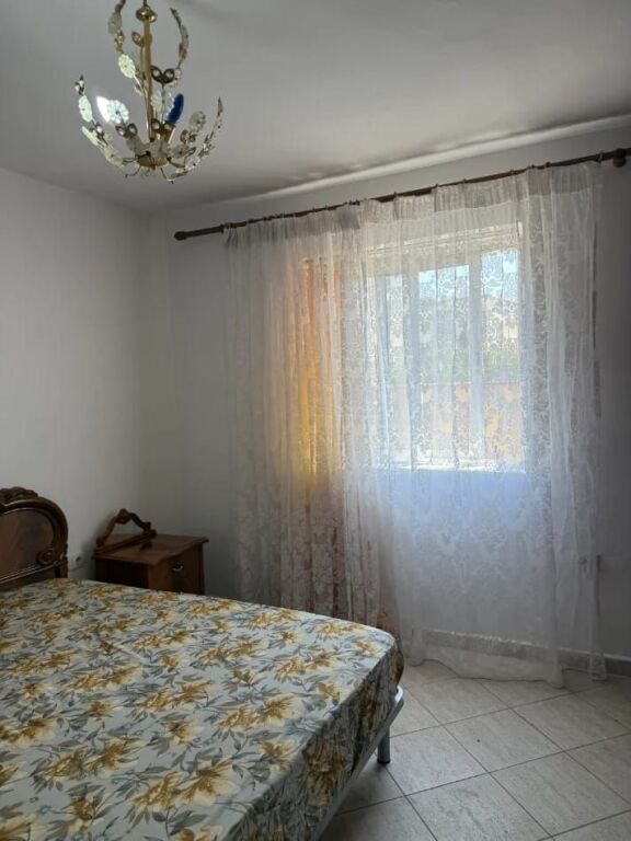 Jepet me qira 1+1 – Tek Poligrafiku  📍 Rruga Dhimitër Kamarda ✅ Kati 3, pallat ekzistues ✅ Totalisht i mobiluar ✅ Orientim lindje ✅ Zonë e qetë, pranë çerdhes dhe kopshtit  💶 38.000 ALL/muaj