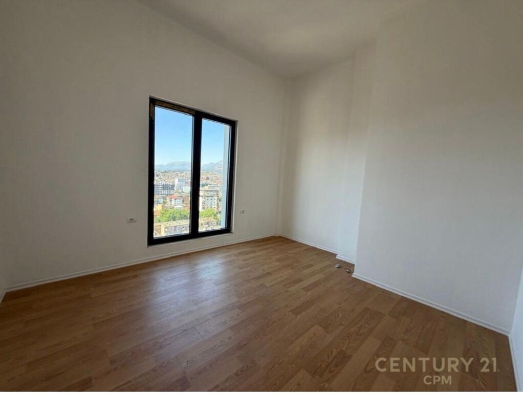 Shitet Penthouse 3+1+2 në Rrugën e Barrikadave, Tiranë