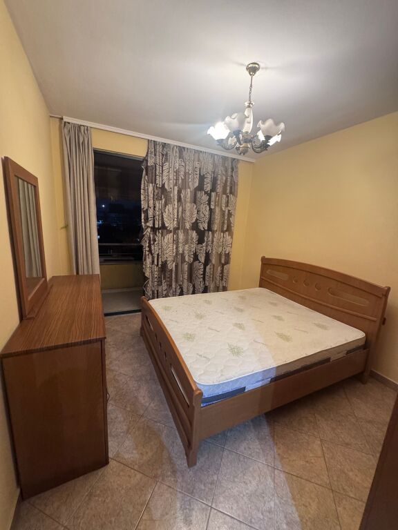 Shitet apartament 2+1 te 21 Dhjetori te Market Joena