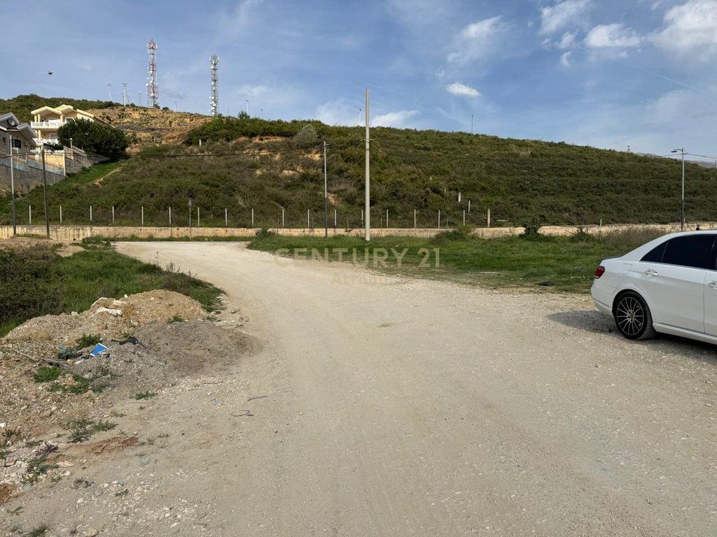 TOKE PER SHITJE OSE PER NDERTIM ME % NE FARKE NE RRUGE KRYESORE ME PAMJE NGA LIQENI DHE TIRANA MUNDESI ZGJERIMI DERI NE 7700 M2