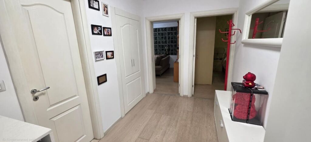 Shitet apartment 2+1 ne Xhamllik!