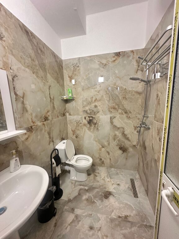 ALI DEMI, JAPIM APARTAMENT PER QIRA 1+1
