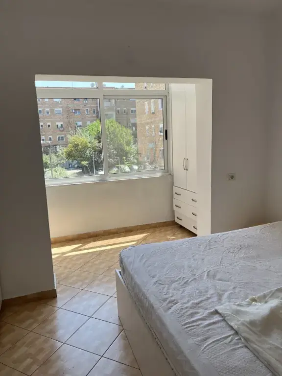 Jepet me qira 1+1 RRUGA BARDHYL 400 MIJE LEKE
