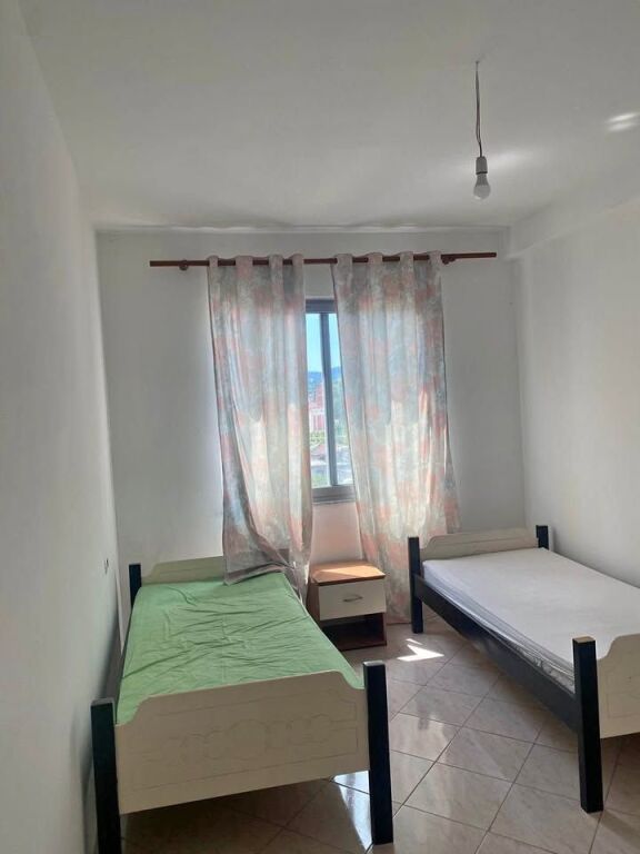 Shitet Apartament 2+1 – Pallatet Çabej, Misto Mame, Tiranë