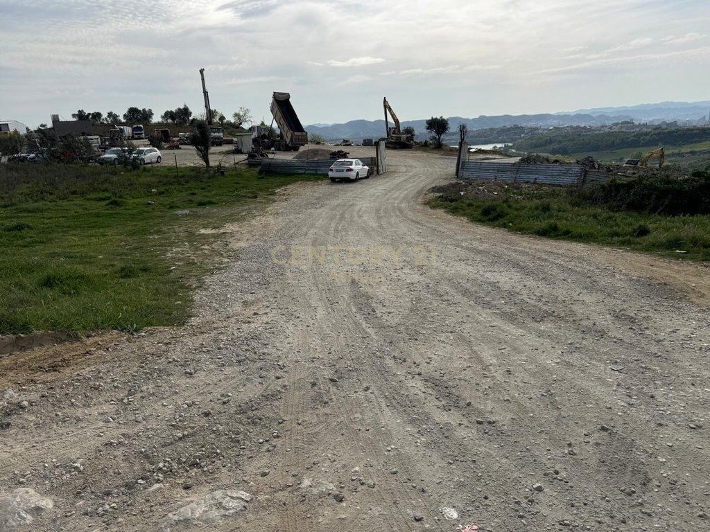 TOKE PER SHITJE OSE PER NDERTIM ME % NE FARKE NE RRUGE KRYESORE ME PAMJE NGA LIQENI DHE TIRANA MUNDESI ZGJERIMI DERI NE 7700 M2