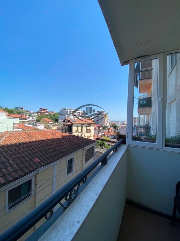 JEPET ME QIRA APARTAMENT 2+1+2 – PRANË MARKATËS, DURRËS!