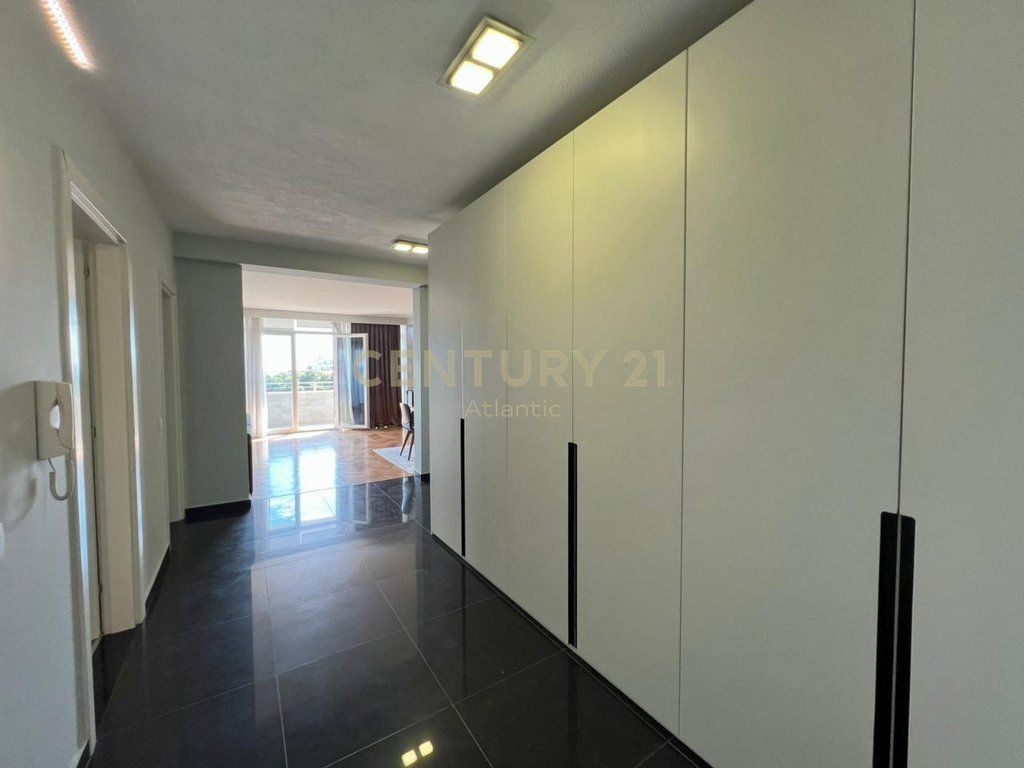 APARTAMENT LUXURY PER QERA NE PLAZH ILIRIA DURRES 2+1+2T+ VERANDE DHE GARAZHD , 200M2 !