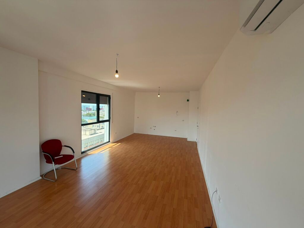 In Affitto - 3 Ambienti Lavoro 2wc &amp; 1Balcone || 8° Piano || (📍Porcelan - Complesso ASL, Edificio 1), con vista fantastica || 105 m² Prezzo: 55.000 Leke/Mese