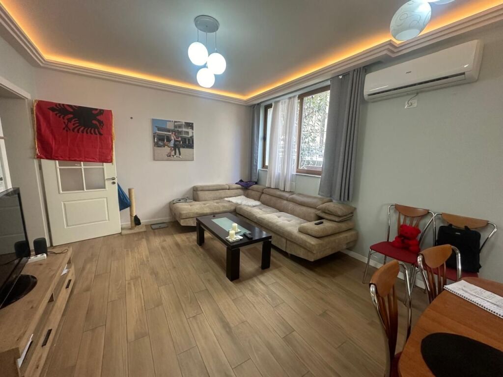 🏠Rruga e Kavajes,tek Qendra Glob jepet me qera kati i  I-re i nje vile 1+1+post parkimi ,i mobiluar.55,000Leke