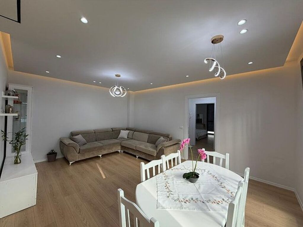 Super Apartament 2+1 me qera tek Casa Italia (700 Euro)