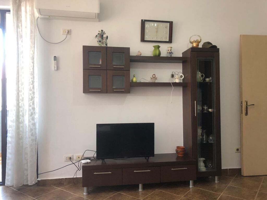 🏡 Appartamento 1+1 in affitto  📍 Fresk, vicino a Spar 2   🏢 Piano: 1 (residenziale)  🛗 Con ascensore  📐 Superficie: 62 m2  💰Prezzo: 35.000 Lek/mese  ❗️trattabile