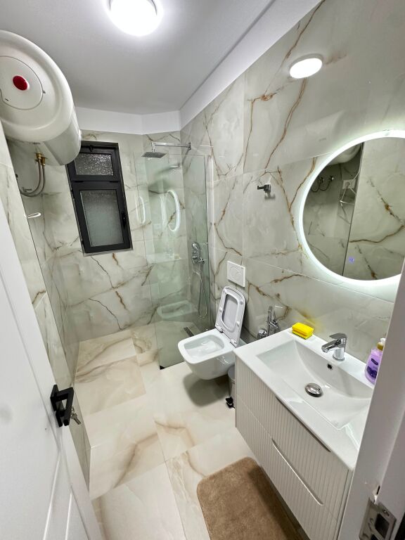 Jepet me qira ekskluzivisht apartament 1+1 totalisht i ri në Bllok, pranë Sheshit Wilson.  i restauruar tërësisht dhe i mobiluar me standarde moderne.