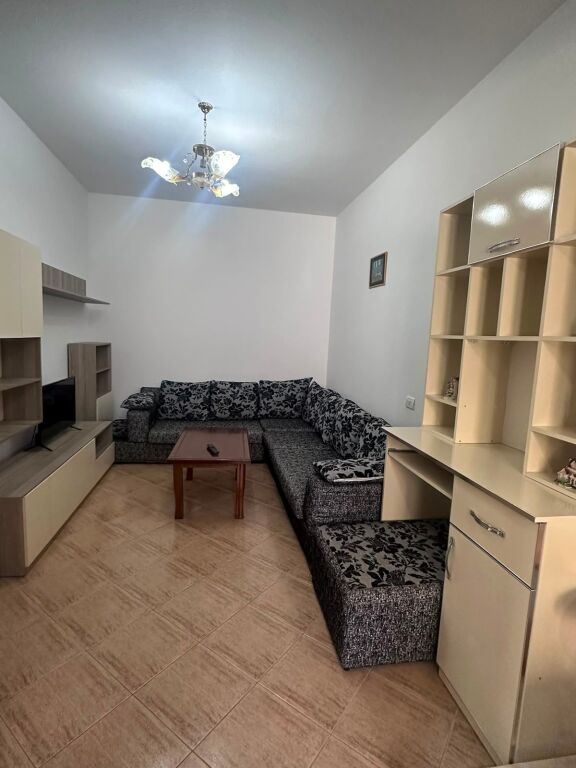 🏡 Apartament 1+1 me Qera – Don Bosko çmimi 45,000 leke  📍 Ndodhet në një shtëpi private, kati i 2-të, me hyrje të veçuar.