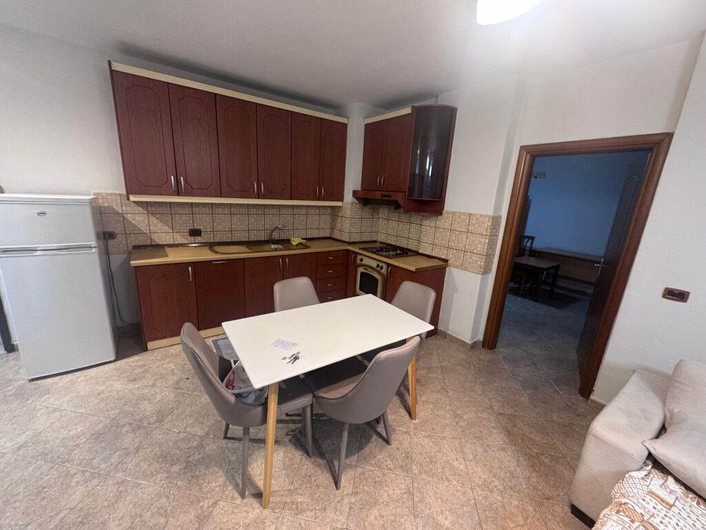 Shitet apartament 2+1 te 21 Dhjetori te Market Joena