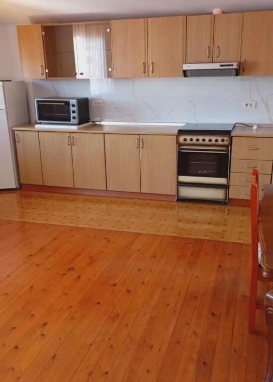 2+1 apartment with parking for rent at Kodra e Priftit