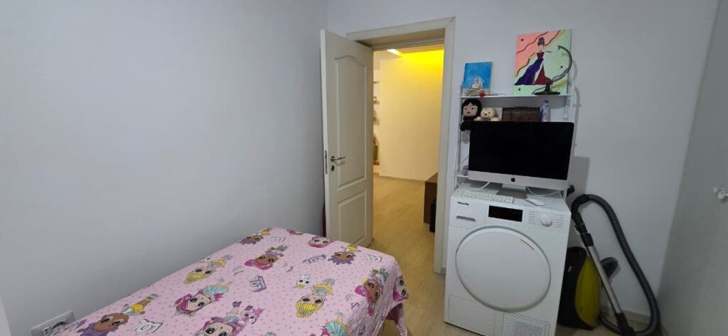 Shitet apartment 2+1 ne Xhamllik!